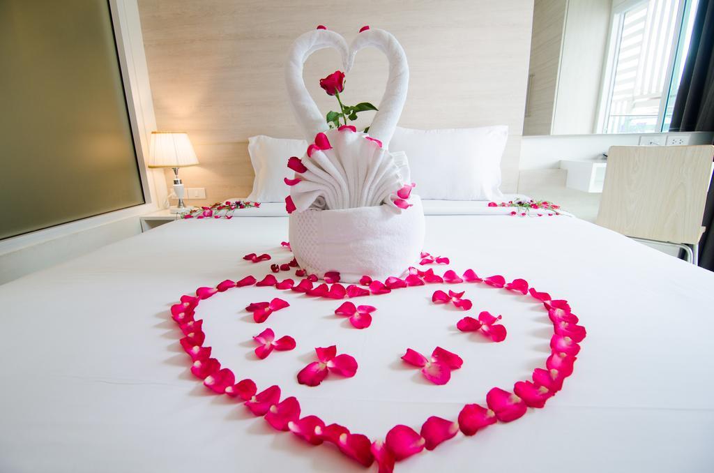 Mirage Express Patong Phuket Hotel Rum bild